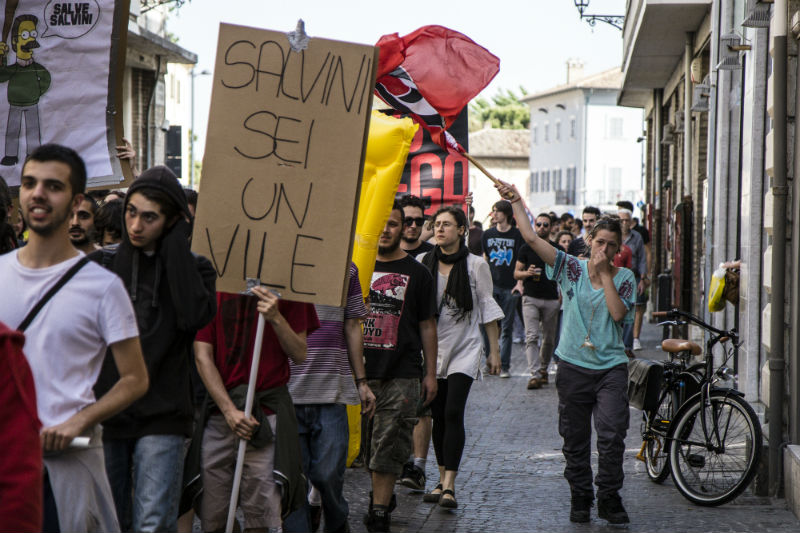 I manifestanti pronti per l'arrivo di Matteo Salvini a Senigallia