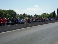 Pubblico in attesa del Giro d'Italia sul Ponte Portone