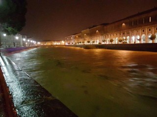 Il fiume Misa in centro a Senigallia attorno a mezzanotte del 23 maggio 2015