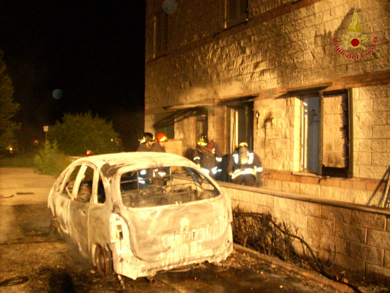 Incendio a Sirolo, auto distrutta, palazzina evacuata