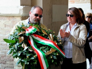 La ghirlanda consegnata alla Famiglia Cicetti