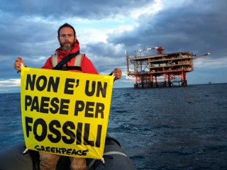 Protesta di Greenpeace contro le trivellazioni in mare