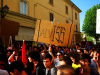 La protesta in Piazza Roma durante il comizio della Lega Nord