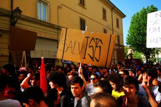 La protesta in Piazza Roma durante il comizio della Lega Nord