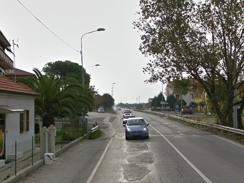 Un tratto della strada statale 16 "Adriatica", zona Ciarnin di Senigallia, incrocio con via Galilei