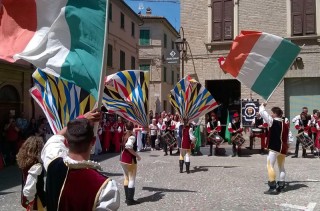 Spettacolo di sbandieratori con il Tricolore per la festa della Repubblica Italiana