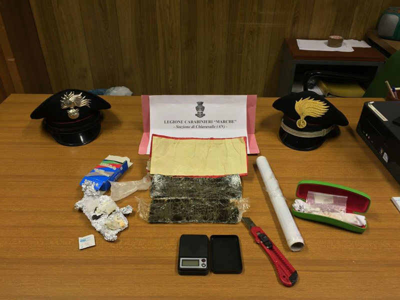 La droga e i materiali sequestrati a Chiaravalle dai Carabinieri