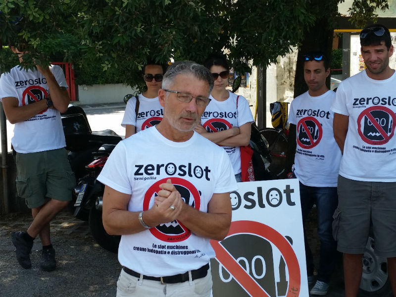 Fabrizio Mastrogiacomi e i soci dell'Associazione Zeroslot