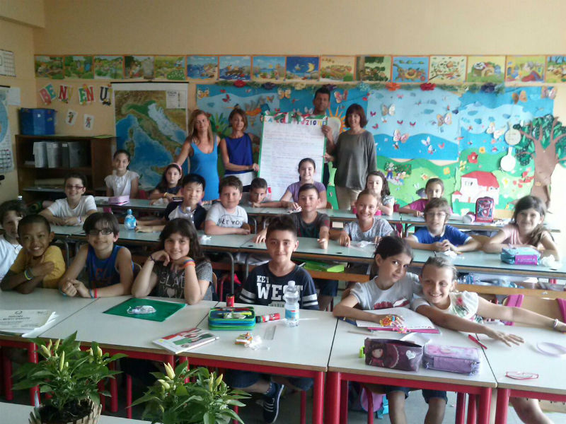 Consegna al sindaco Mangialardi del lavoro elaborato dagli alunni della scuola Puccini