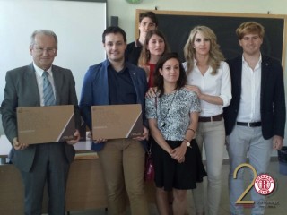 Il Rotaract Club di Senigallia ha consegnato 5 notebook al preside Lucio Mancini del liceo scientifico "E. Medi"