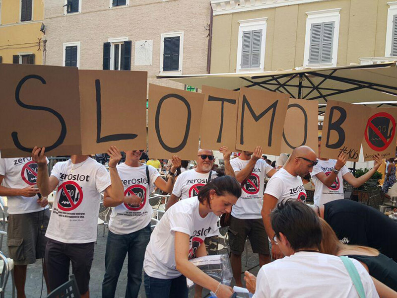 Zeroslot e Slotmob in piazza Roma a Senigallia