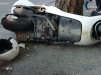 Scooter a terra dopo incidente a Senigallia