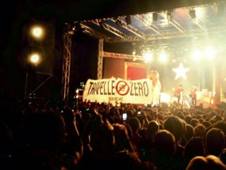 Lo striscione durante il concerto di Caparezza