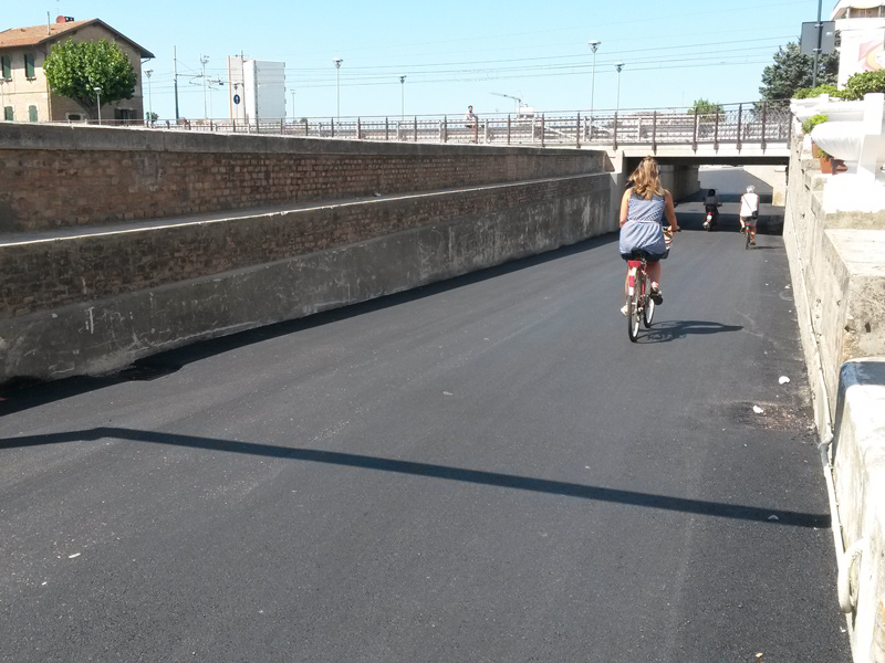 Il sottopasso di via Perilli recentemente asfaltato dopo i lavori al ponte Perilli