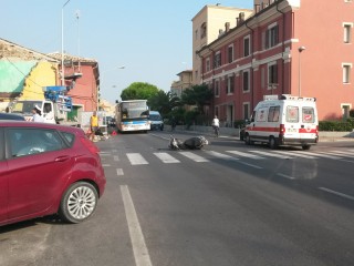 L'incidente tra via Sanzio e via Mamiani: intervento di ambulanza e polizia municipale
