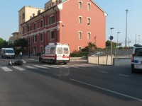 L'incidente tra via Sanzio e via Mamiani: intervento di ambulanza e polizia municipale