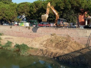 Pulizia del letto del fiume Misa a Senigallia
