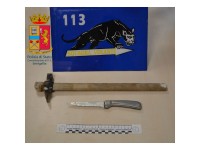 Il martello e il coltello sequestrati dalla Polizia per l'aggressione avvenuta a Senigallia