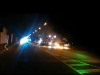 Auto in fiamme in via Raffaelo Sanzio