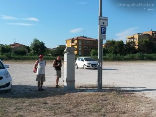 Utenti di fronte al parcometro di Villa Torlonia non in funzione