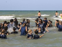 Elisa Di Francisca  gioca in acqua con gli allievi