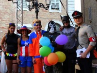 Il gruppo Normalmente Senigallia e alcuni cosplayer locali sul palco del CaterRaduno 2015