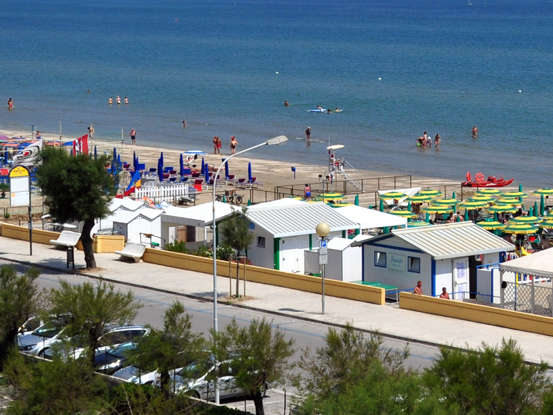 La spiaggia e gli stabilimenti balneari al Ciarnin di Senigallia
