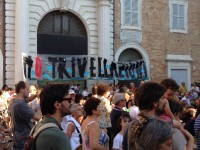 Lo striscione contro le trivellazioni nell'Adriatico esposto in Piazza Roma durante il CaterRaduno 2015