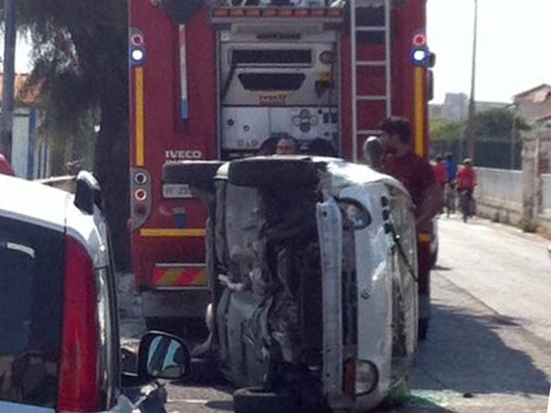 La Renault Twingo cappottata - Foto Francesco Albani
