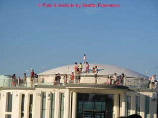 Bambini sul tetto della Rotonda a Mare di Senigallia. Foto di Francesco Sestito