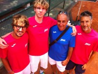 Edoardo Diamantini, il maestro Bevilacqua e i compagni di squadra del Tennis Team Senigallia