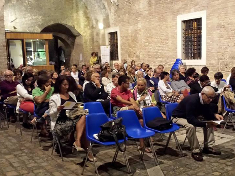 Il pubblico dell'incontro alla Rocca roveresca con Raffaeli per Ventimilarighe sotto i mari in Giallo