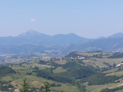 La visuale dell'appennino umbro marchigiano dal sito del Monte Croce Guardia, ad Arcevia. Foto di Roberta Antonini