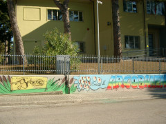 Il murales dipinto all'esterno della scuola dell'infanzia Arcobaleno di Barbara