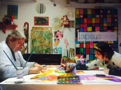 Gli artisti dell'associazione Lapsus di Senigallia alle prese con i laboratori di pittura creativa