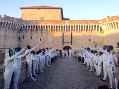 Gli schermidori di Senigallia sul pontile della Rocca roveresca per il fencing mob 2015