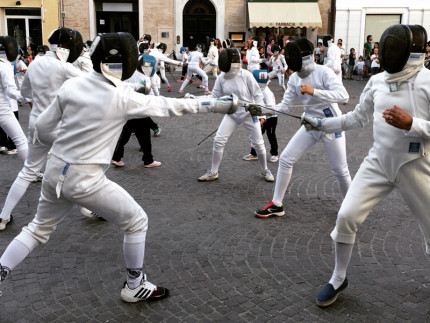 Gli schermidori di Senigallia in piazza Roma per il fencing mob 2015