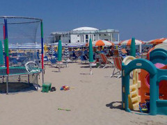 Attrezzature balneari e giochi per bimbi sulla spiaggia di Senigallia