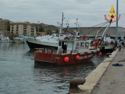 Le operazioni di soccorso del peschereccio "Poker" al porto di Ancona