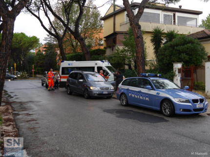 La scena dell'incidente tra via Garibaldi e via Mercantini a Senigallia: 118 e Polstrada sul posto