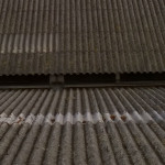Tetto in amianto su un capannone in piazzale Cairoli a Senigallia