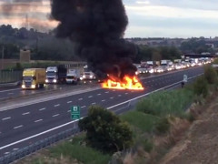 Un momento dell'assalto al portavalori sull'autostrada A14 tra Ancona e Loreto: due auto incendiate