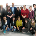 il gruppo delle giovani partecipanti al corso impegnate nella teoria di modellistica con i responsabili del corso di CNA