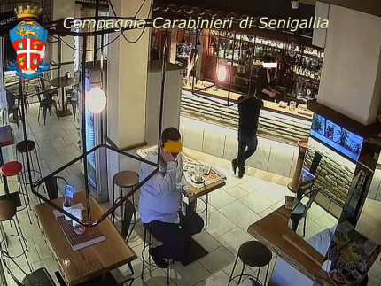 Le immagini del furto al Barchètipo di Senigallia