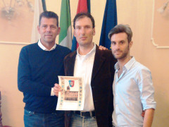 Il ciclista senigalliese Marco Oro ricevuto in Comune dal sindaco Mangialardi e dal consigliere delegato Beccaceci