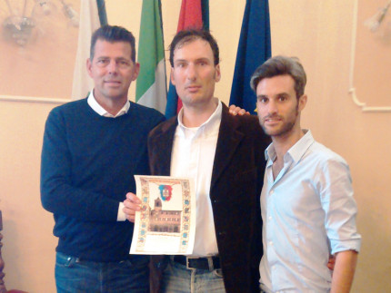 Il ciclista senigalliese Marco Oro ricevuto in Comune dal sindaco Mangialardi e dal consigliere delegato Beccaceci