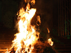 Il rogo della strega a Corinaldo, nella notte di Halloween