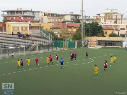 La punizione dei gialloverdi nel match tra Vigor Senigallia e Loreto