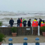 Le operazioni di recupero del corpo rinvenuto nella spiaggia di Senigallia