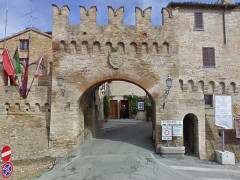 Corinaldo: la porta del vicolo dei ladroni e l'ingresso del teatro C.Goldoni